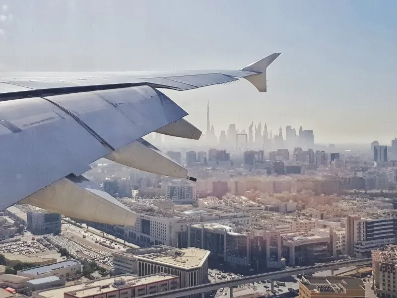 Arrivo a Dubai in aereo, vista skyline