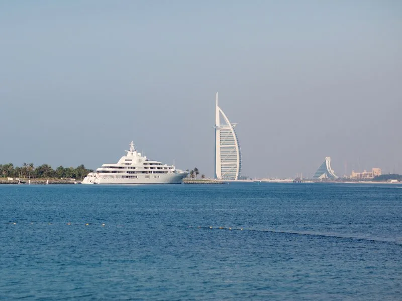 Burj Al Arab e yacht nel porto di Dubai