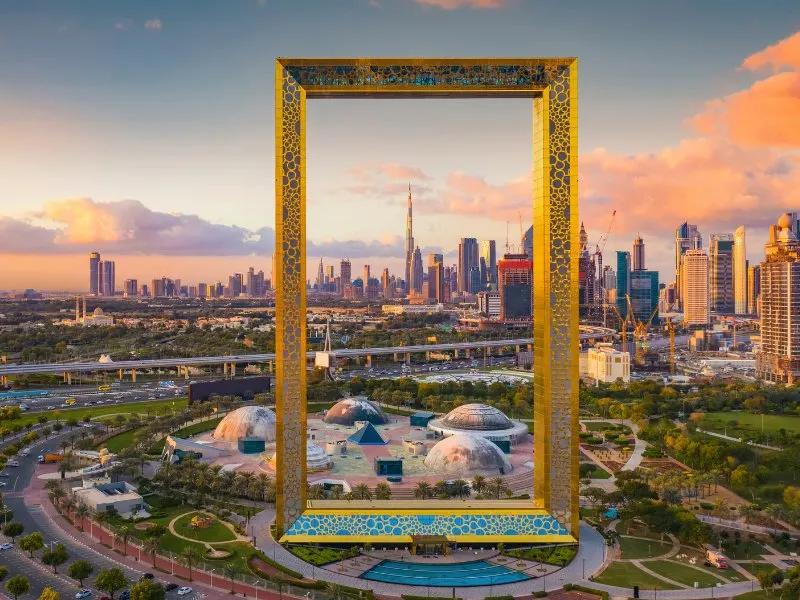 Dubai Frame con skyline al tramonto