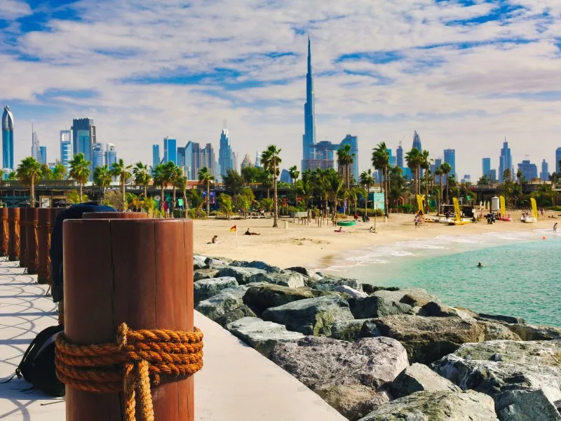 Lungomare e spiaggia di Dubai con skyline e Burj Khalifa