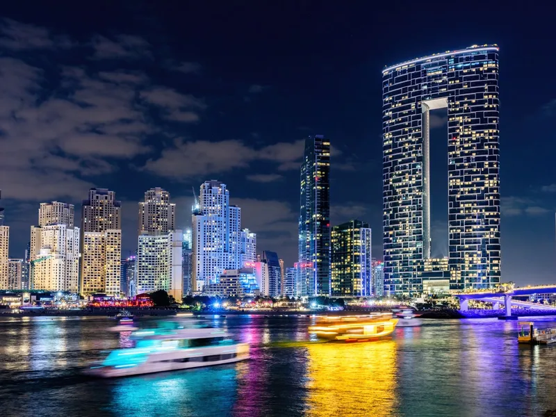Dubai Marina skyline notturno