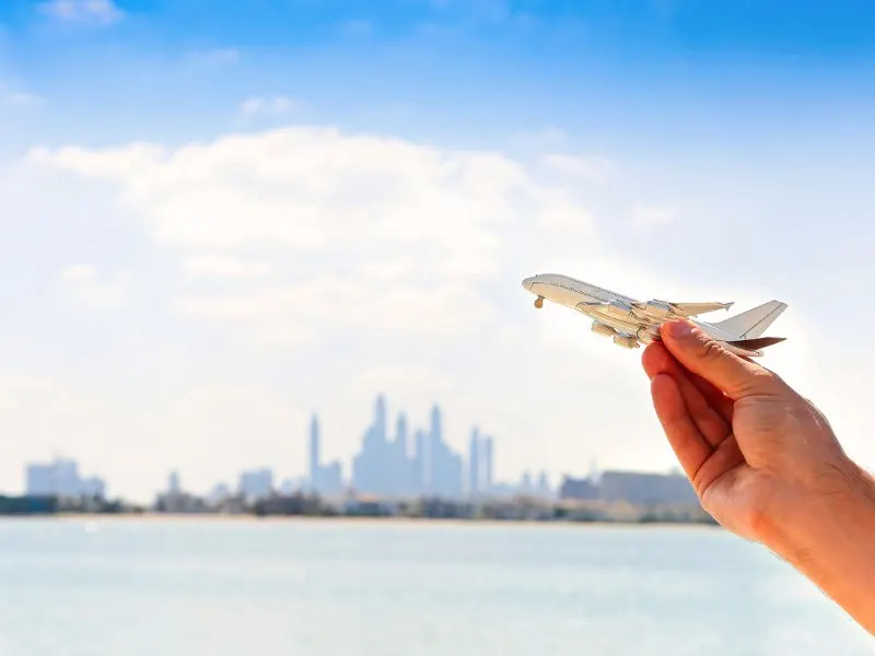 Arrivo a Dubai in aereo, vista aerea della città