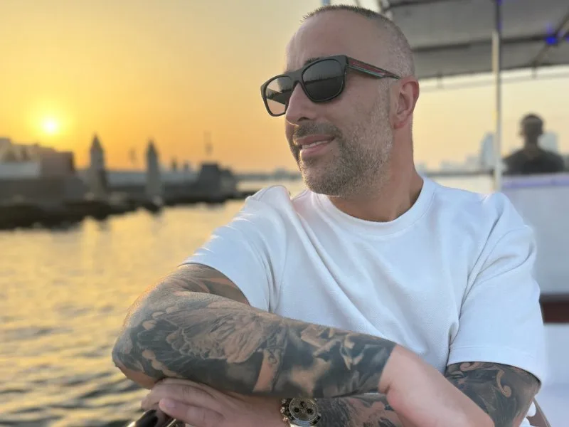 Riccardo Lucietti al lavoro nel suo ufficio a Dubai