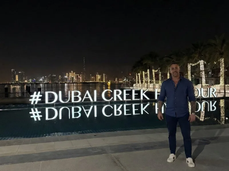 Riccardo Lucietti a Dubai Creek Harbour di notte con skyline