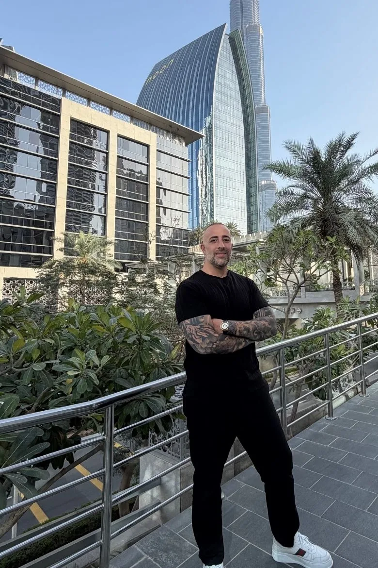 Riccardo Lucietti sulla spiaggia di Dubai al tramonto