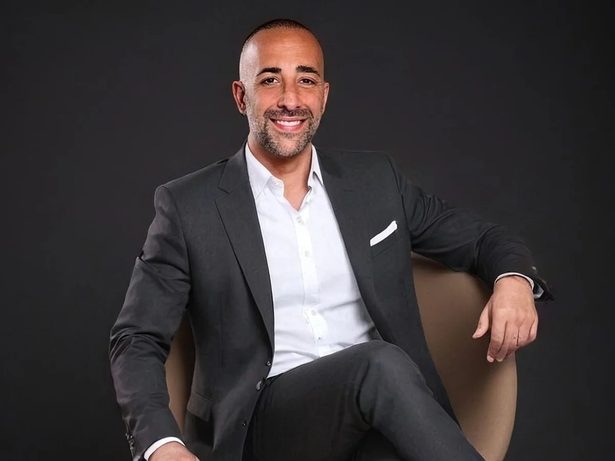 Riccardo Lucietti sulla spiaggia con Burj Al Arab