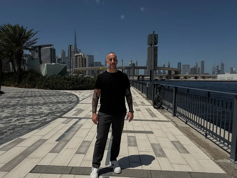 Riccardo Lucietti con skyline Dubai, consulenza per investitore italiano