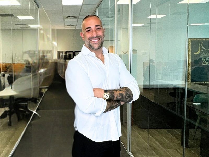 Riccardo Lucietti nel suo ufficio a Dubai, consulenza cosa comprare
